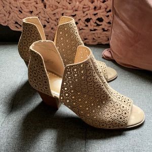 Crown and Ivy leather slides size 9